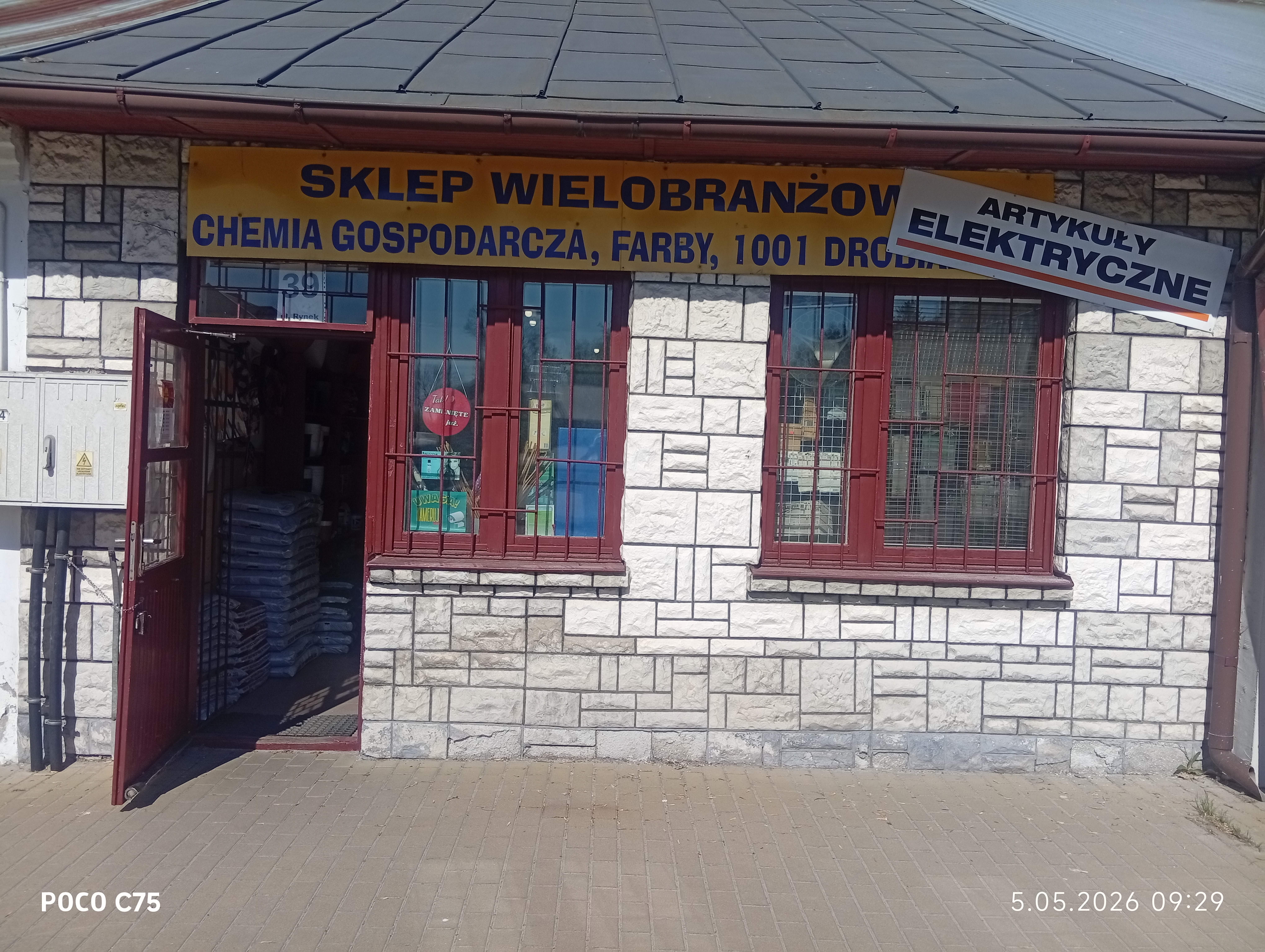 Wnętrze sklepu misz-masz na Rynku 39 w Wojsławicach — zdjęcie 8 z 17