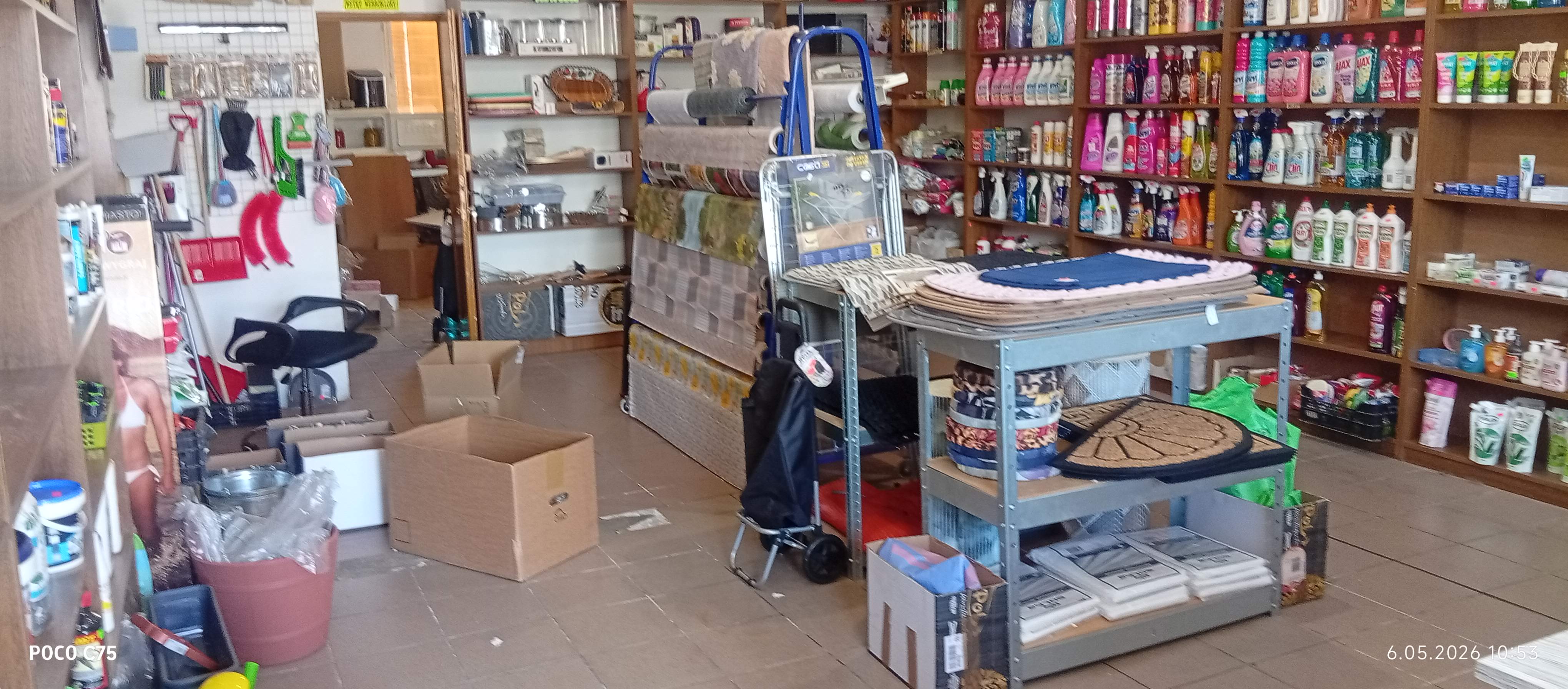 Wnętrze sklepu misz-masz na Rynku 39 w Wojsławicach — zdjęcie 10 z 17